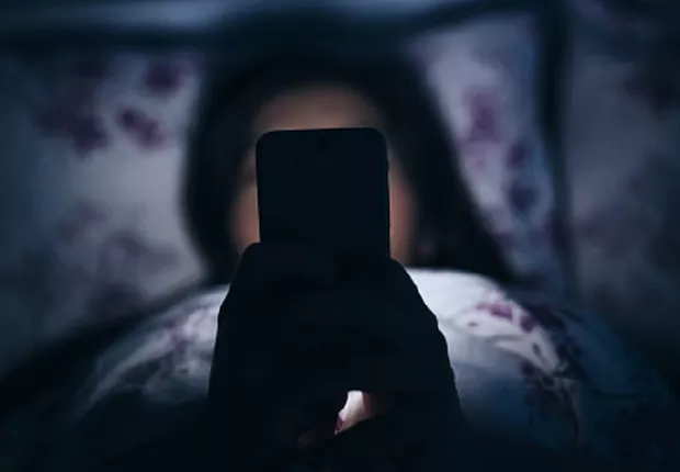 usar celular no escuro